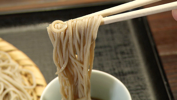 「1日10食限定 手打ちそば」（850円）②