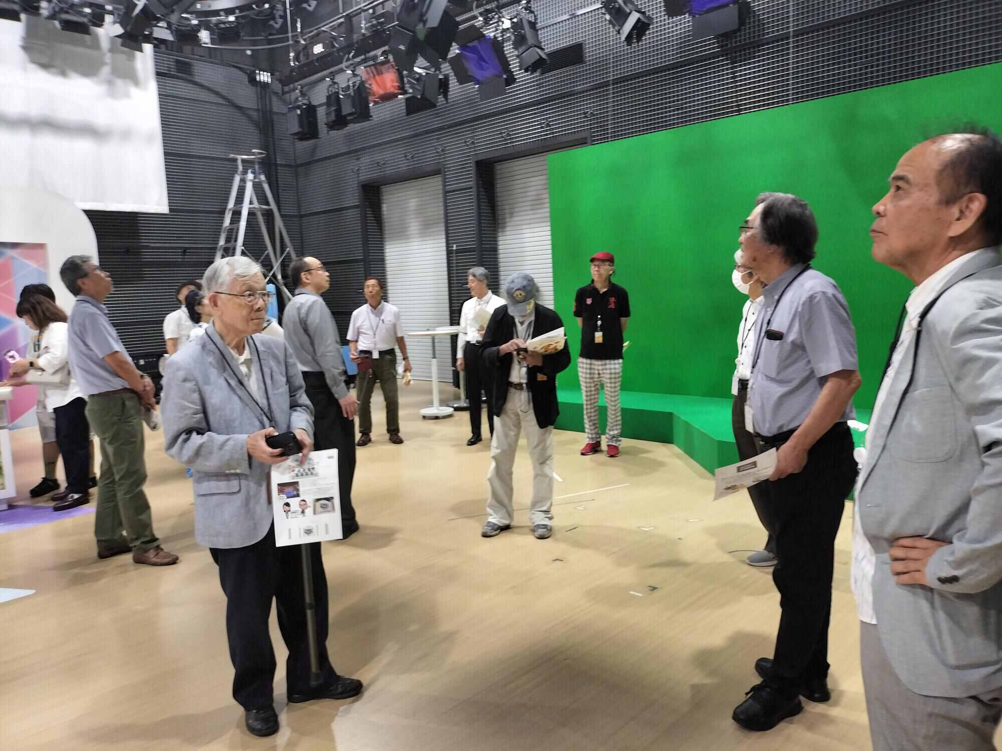 スタジオ設備に興味深々の参加の皆さん