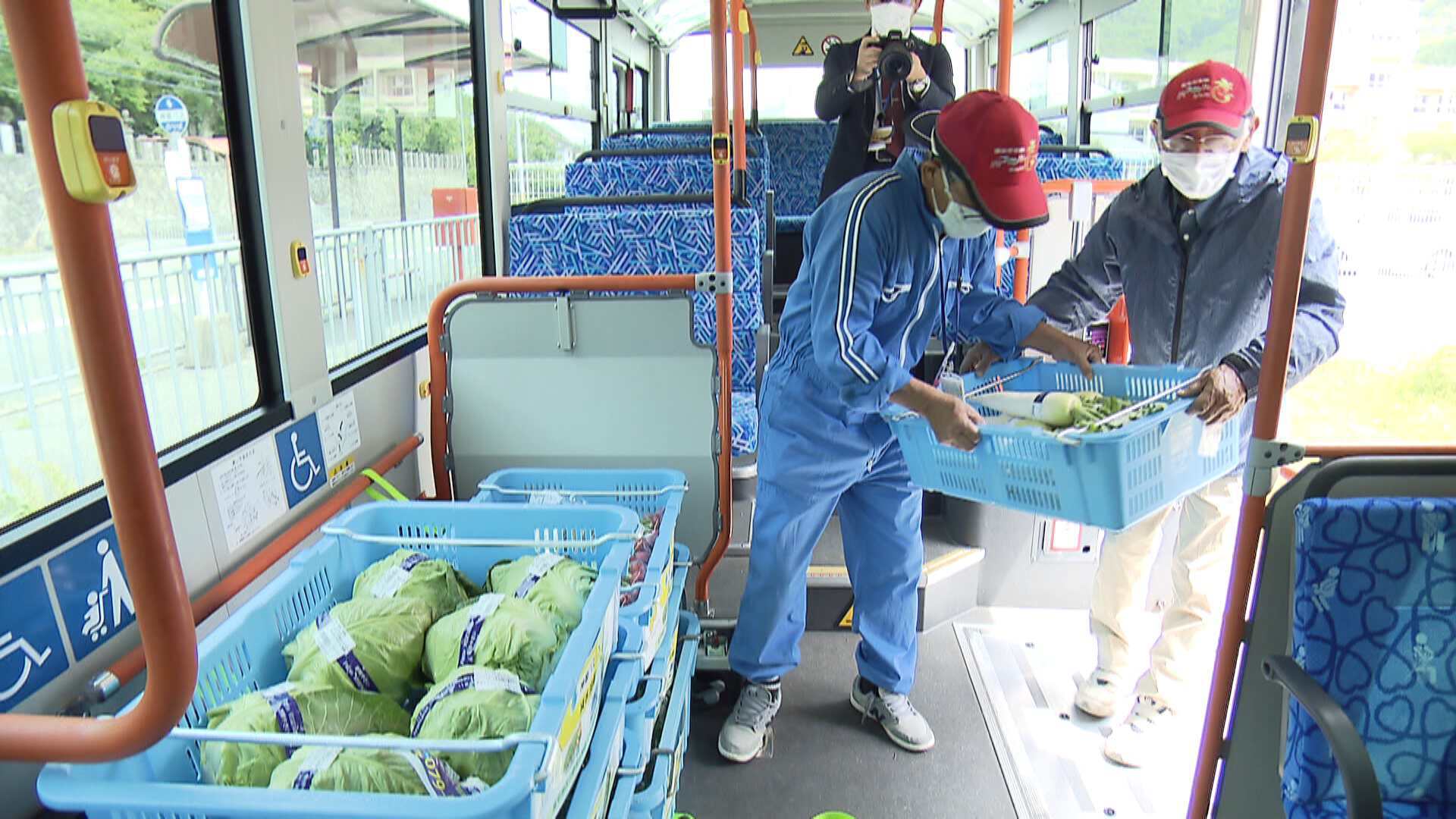地元でその日の朝に収穫された野菜を路線バスに積み込む＝兵庫県三田市2021年5月11日