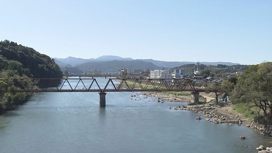 人吉市内を流れる球磨川　10月上旬にはいつもの“清流”を取り戻していた